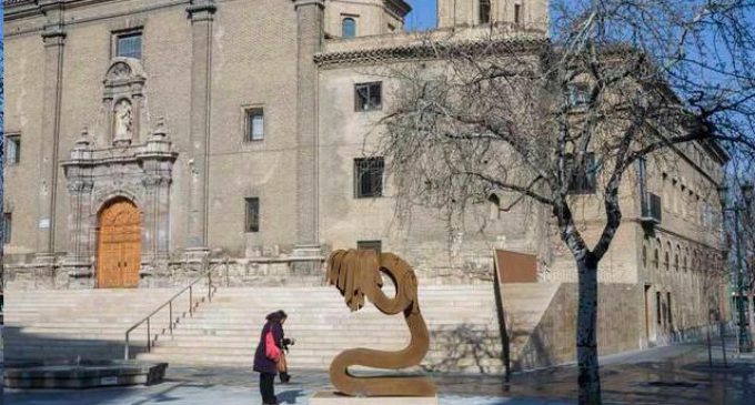 Colectivos feministas de Zaragoza tildan de humillante la escultura ‘Víctima’ contra la violencia machista