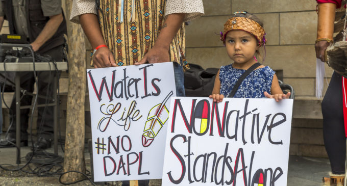 Tribu siux de Standing Rock a Trump: “Crear otro Flint no hará grande a EEUU otra vez”