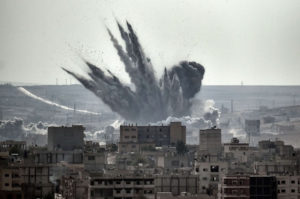 Un proyectil explota sobre la localidad siria de Kobane. FOTO: ARIS MESSINIS (2014).