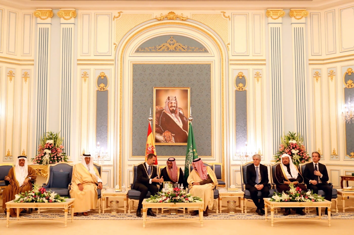 En el centro, el rey Felipe VI junto a Salman Bin Abdulaziz Al-Saud, rey de Arabia Saudí. FOTO: CASA REAL.