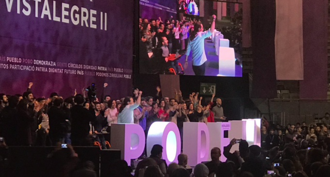 La gente regaña a Pablo Iglesias e Íñigo Errejón en Vistalegre