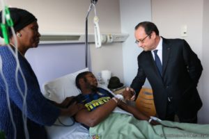 François Hollande, presidente de Francia, visita a Théo en el hospital el 7 de febrero. FOTO: PRESIDENCIA.