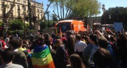 La Policía saca el autobús de Hazte Oír de Sevilla