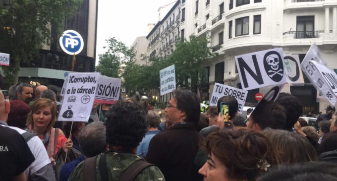 Cientos de personas se manifiestan frente a la sede del PP