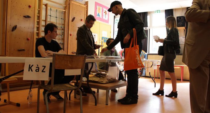 Francia escogerá entre el neoliberal Macron y la ultraderechista xenófoba Le Pen
