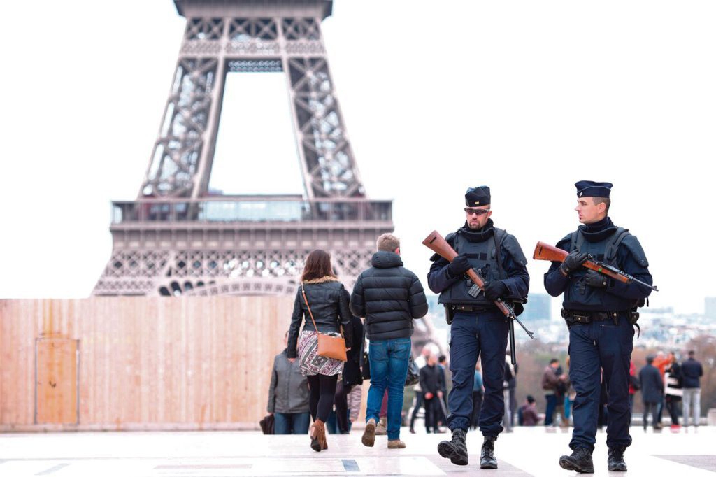 Estado de emergencia en Francia tras los atentados terroristas en París en 2015.