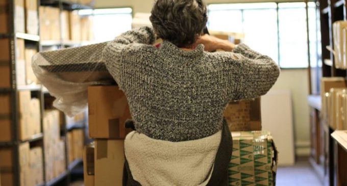 La Biblioteca de Mujeres de Madrid: libros apilados en un sótano buscan cuarto propio