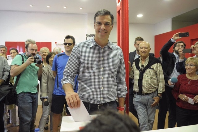 Pedro Sánchez vota en las primarias del PSOE del 21 de mayo. Foto: Twitter de Pedro Sánchez