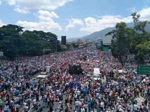 Marcha "Somos Millones" del pasado 20 de maio a su paso por la Autopista Francisco Fajardo. Foto: Miguel Rueda/Agência Pública.