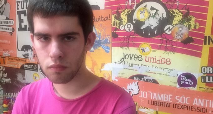 Multa de 600 euros a un activista LGTBI por perturbar la marcha del bus de Hazte Oír