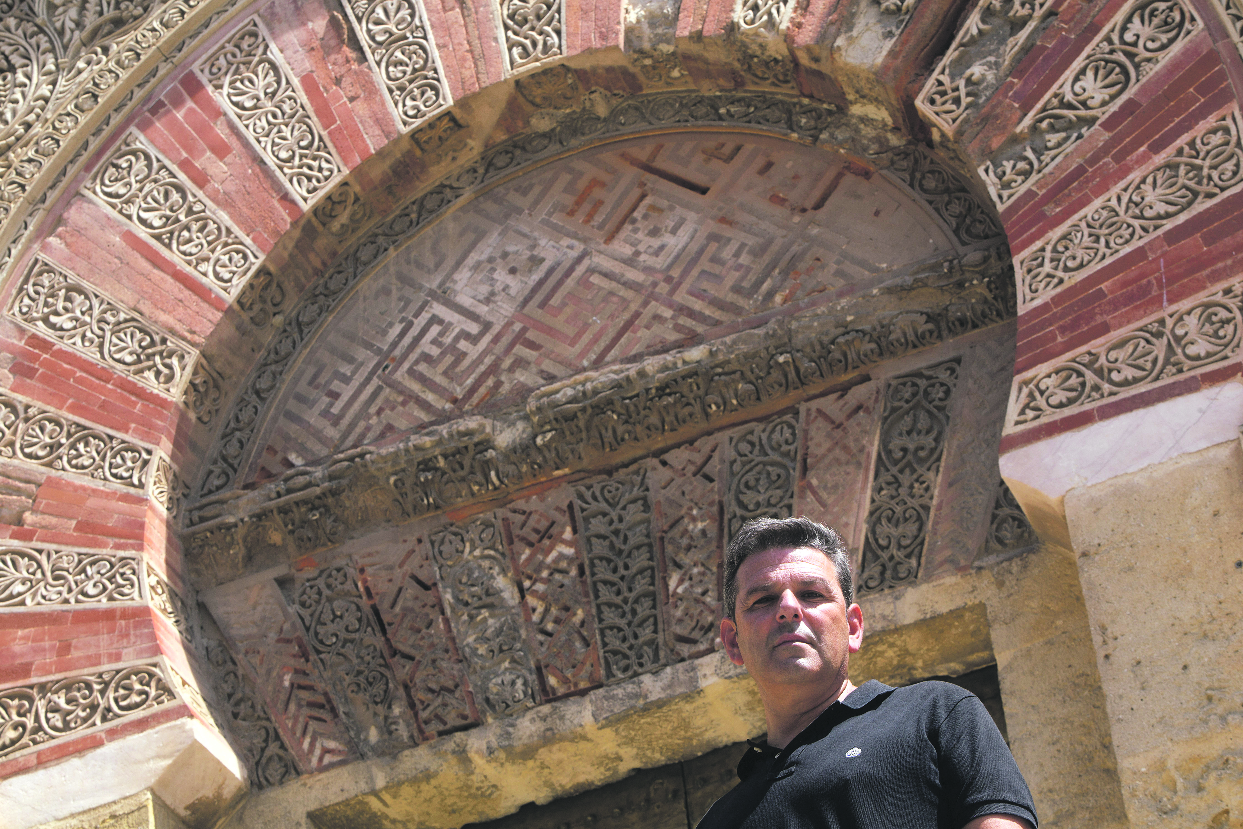 Antonio Manuel junto a la Mezquita. Foto: Madero Cubero.