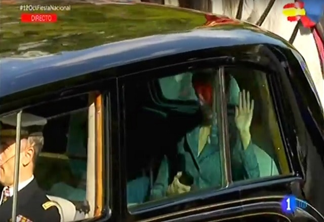 La reina Letizia saluda desde el Rolls Royce, el 12 de octubre de 2017. Imagen: RTVE