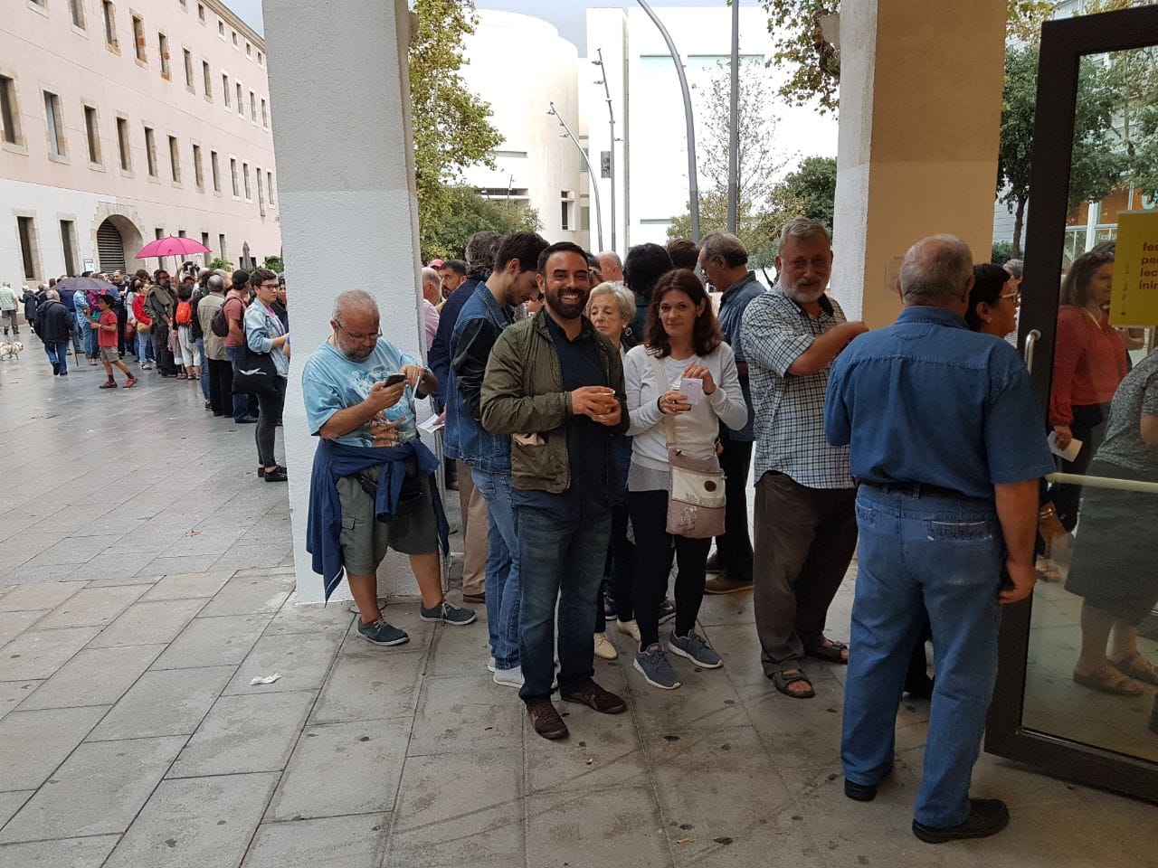 Gente votando el 1-O en el CCCB de Barcelona. Foto: T.S.