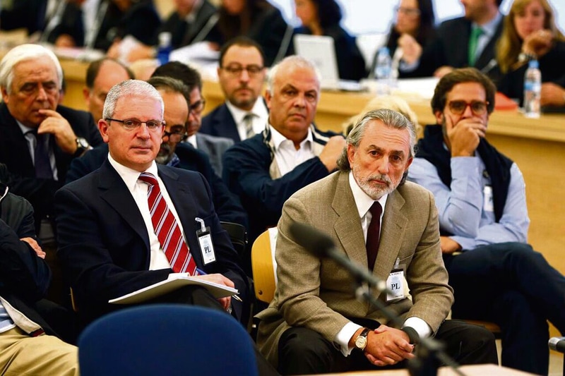 Pablo Crespo (izquierda) y Francisco Correa, en el banquillo de los acusados de la trama Gürtel. POOL