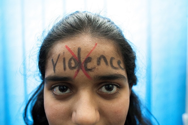 Mujer pakistaní protesta contra la violencia machista. Foto: NUML.