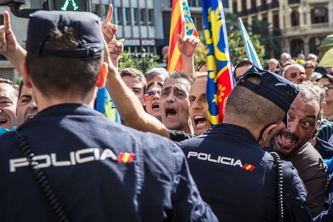 Insultos al paso de la comitiva de Compromís durante los actos oficiales del 9 de octubre de 2015 en Valencia. FOTO: JORDI BORRÀS.