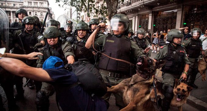 El pueblo argentino toma las calles en rechazo al recorte de las pensiones