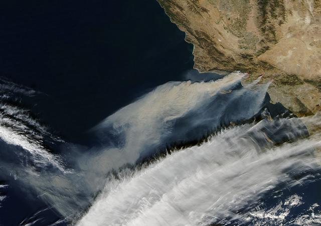 Los fuertes vientos empeoran el alcance del incendio, como en Santa Ana (California). Foto: NASA
