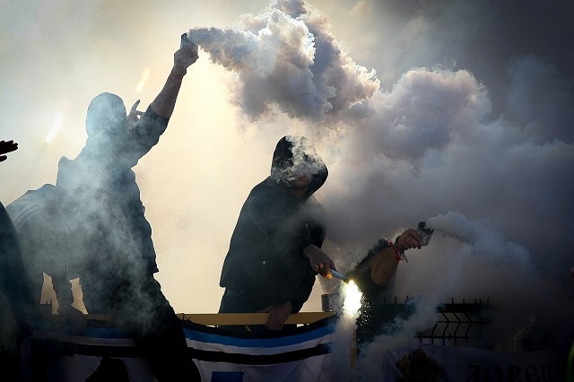 Ultras durante un partido de fútbol. Foto: Biso / CC BY 4.0.