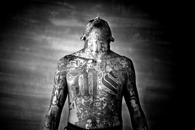 Un preso de la Mara Salvatrucha muestra sus tatuajes. Foto: Moisen Saman / CC BY-NC-ND 2.0.