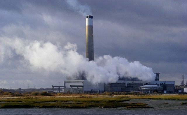 Planta de ciclo combinado en Fawley (sur de Inglaterra). Foto: Gillian Thomas / CC BY 2.0.