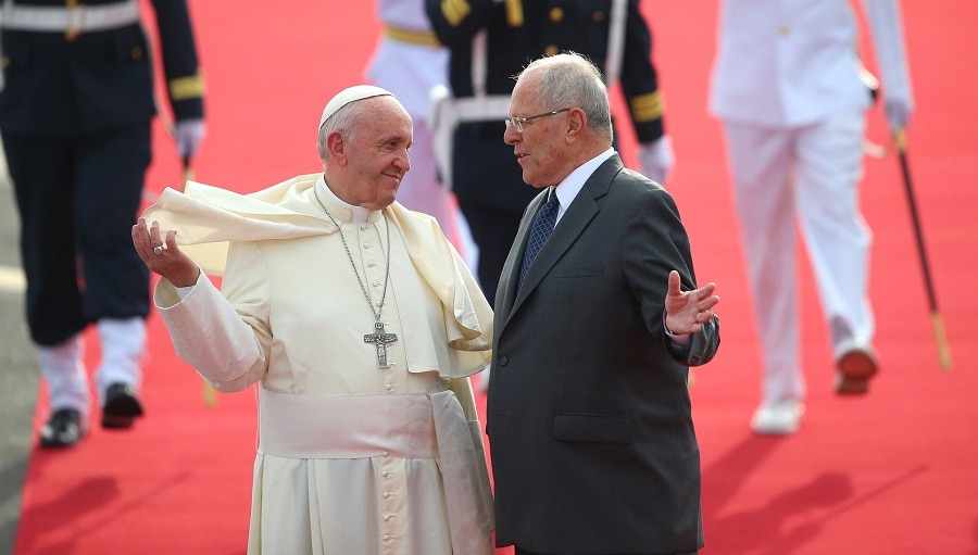 El Papa Francisco es recibido por el presidente Pedro Kuczynski a su llegada a Perú. Foto: Presidencia Perú.