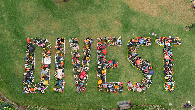 Activistas y voluntarioss de 350.org en un acto en Australia para pedir la retirada de inversiones en el sector de los combustibles fósiles. Foto: 350.org / CC BY-NC-SA 2.0.