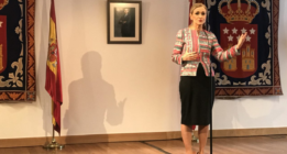 Cifuentes, lo que eres me distrae de lo que dices