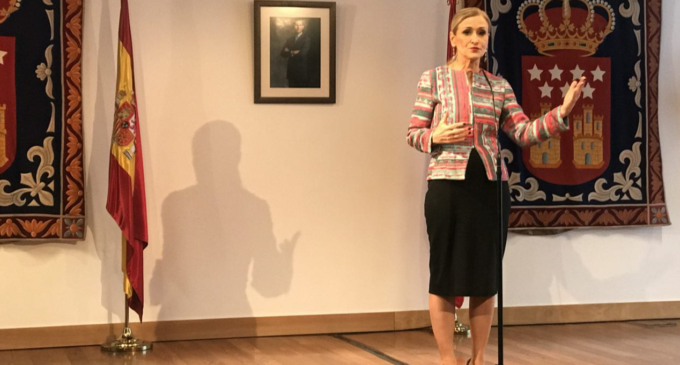 Cifuentes, lo que eres me distrae de lo que dices