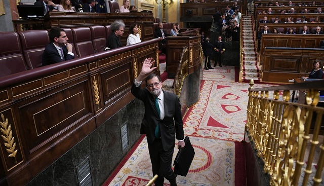 Mariano Rajoy dice "adiós" al salir del Congreso. Foto: DANI GAGO.