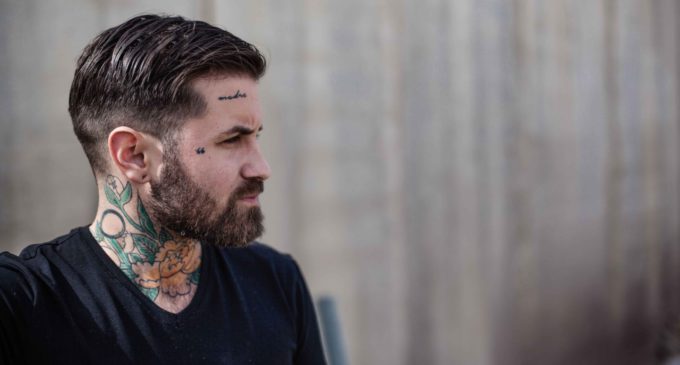 Abel Azcona: “Prefiero artistas en las cárceles que artistas callados en su estudio”