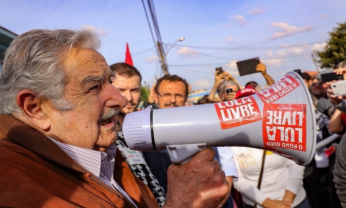 El senador José Mujica antes de entrar en la cárcel donde permanece recluido el ex presidente Lula. Foto: Ricardo Stuckert / Lula.com