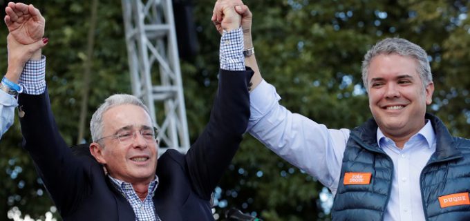 Iván Duque, heredero político de Álvaro Uribe, gana las elecciones en Colombia