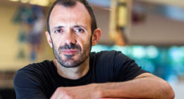 Isaac Rosa: “El futuro ha pasado a ser un lugar oscuro”