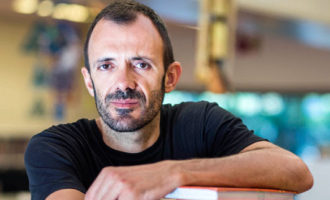 Isaac Rosa: “El futuro ha pasado a ser un lugar oscuro”