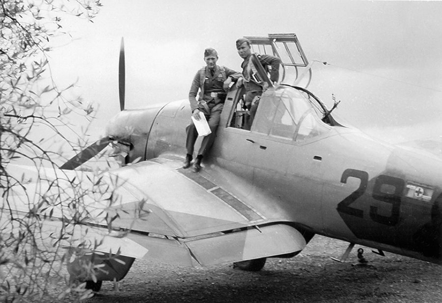 Pilotos alemanes sobre avión Ju87 Junkers 87A