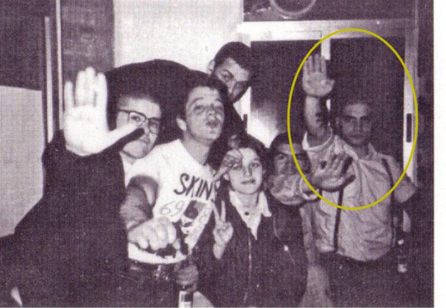 Ignacio Vega Peinado, miembro de VOX en Toledo, haciendo el saludo nazi junto a sus compañeros skinheads en los años 90