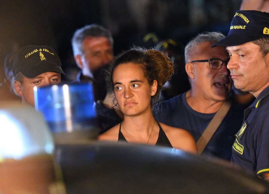 La Marea: Carola Rackete, 31 años, en el momento de su detención (Guglielmo Mangiapane /Reuters) 