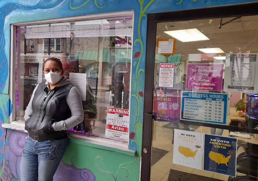 Alejandra Morán en la fachada de su peluquería (PATRICIA SIMÓN)