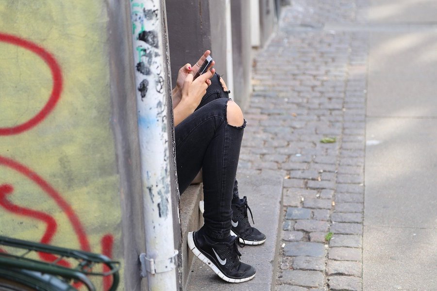 Un 17% de chicos y chicas de 15 años admiten sentirse nerviosos sin sus móviles