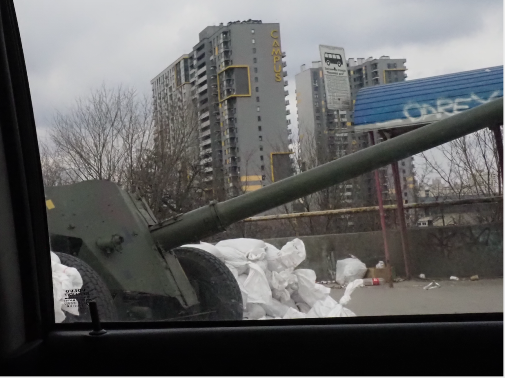 Artillería en una barricada de Kiev. PATRICIA SIMÓN