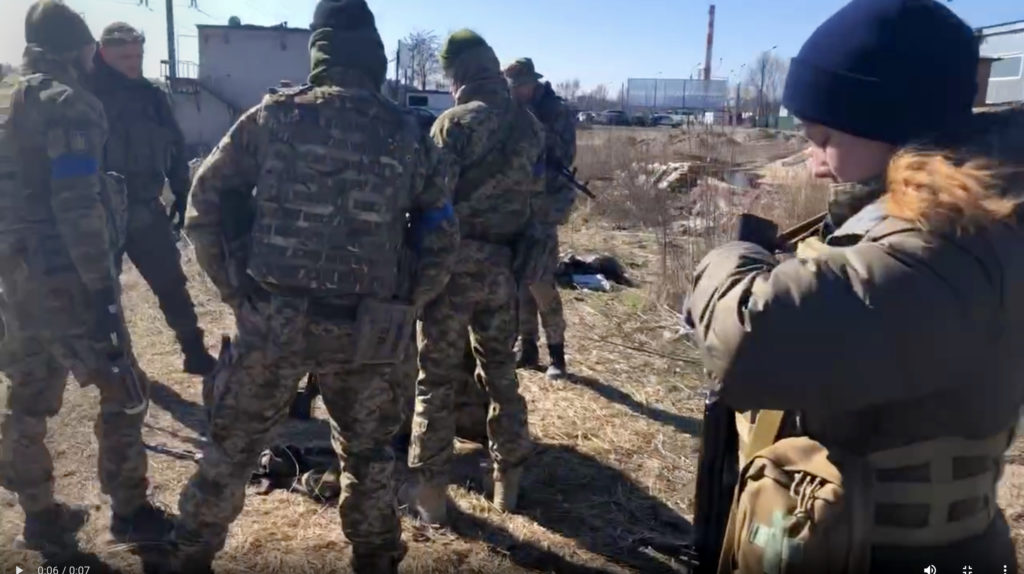 Fotograma de vídeo grabado por miembros de la unidad Black Flag. KIEV, UCRANIA