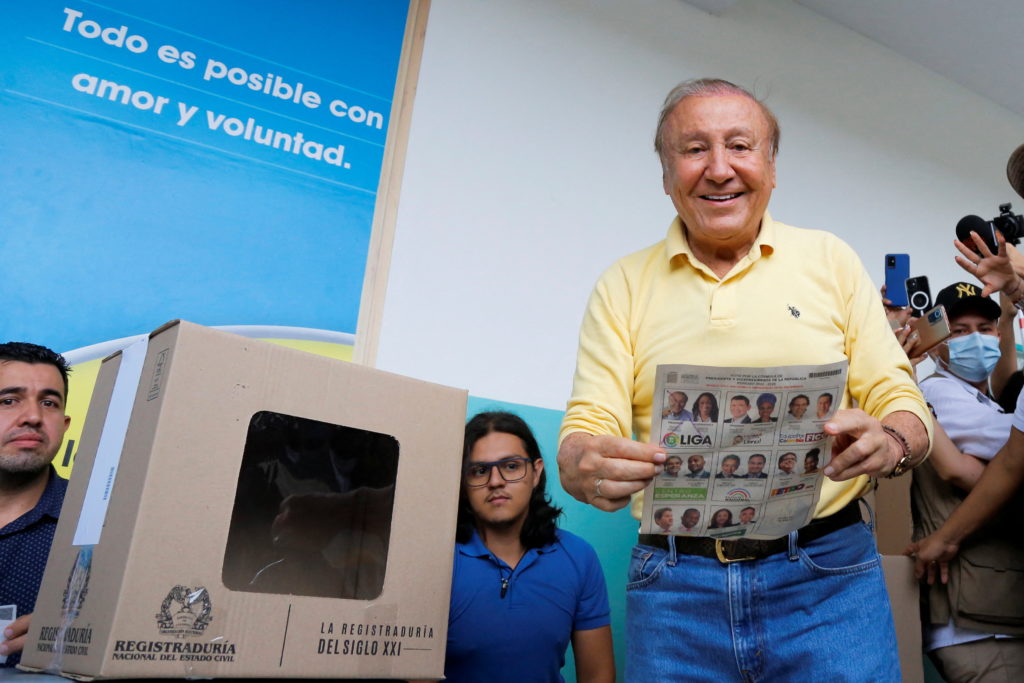 La imagen tiene un atributo ALT vacío; su nombre de archivo es 2022-05-30T050828Z_1_LYNXMPEI4T06I_RTROPTP_4_COLOMBIA-ELECTION-1024x683.jpg
