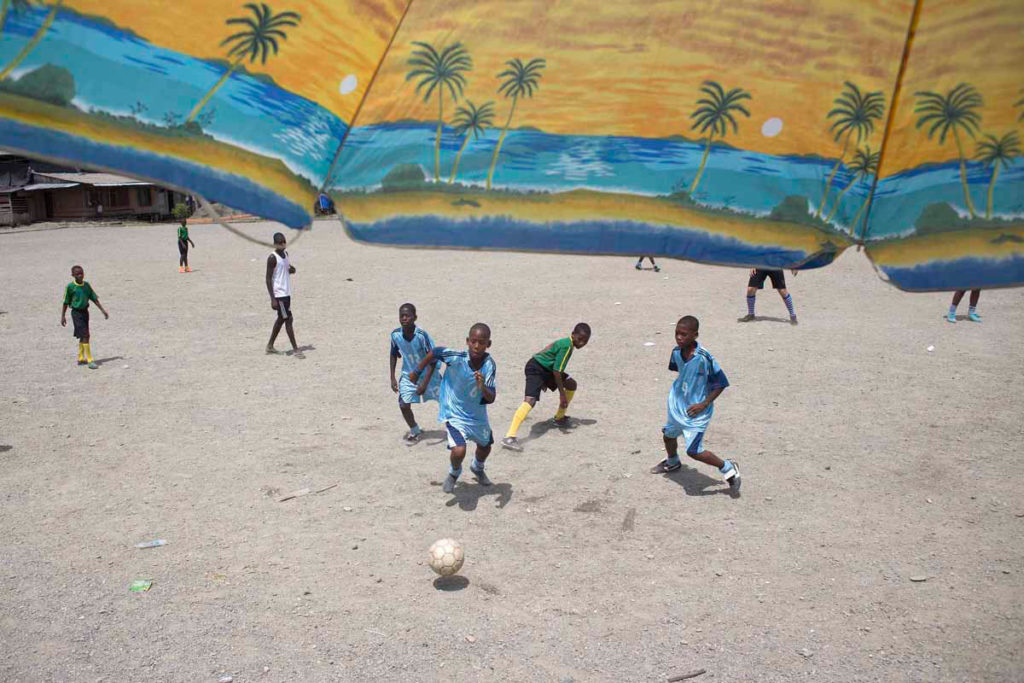 Jóvenes del barrio 14 de Julio juegan un campeonato de fútbol. Muchos niños de Buenaventura sueñan con poder salir de la pobreza y de la violencia de sus calles convirtiéndose en jugadores de este deporte.