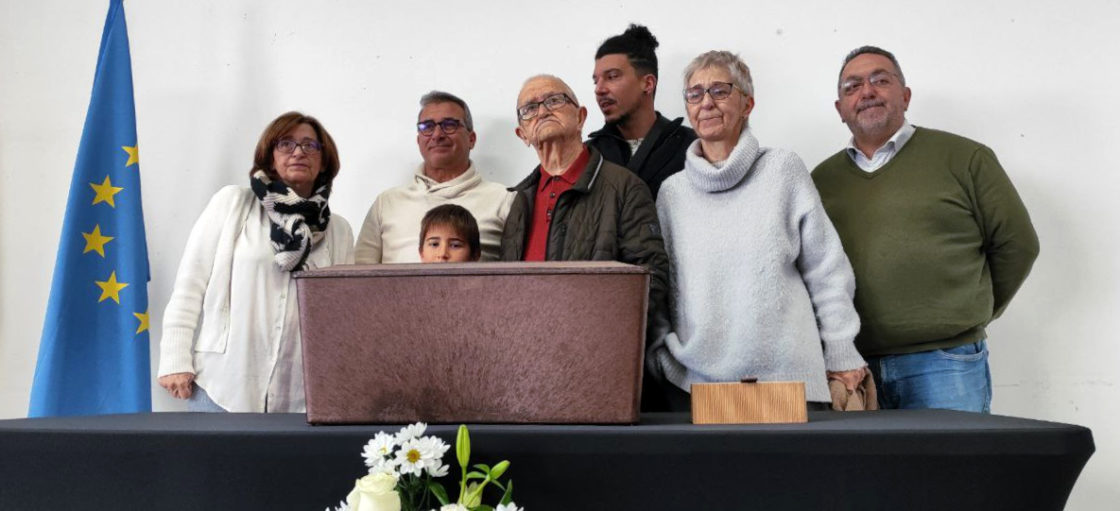 Mario Martín y familia ante los restos de Eloísa.
