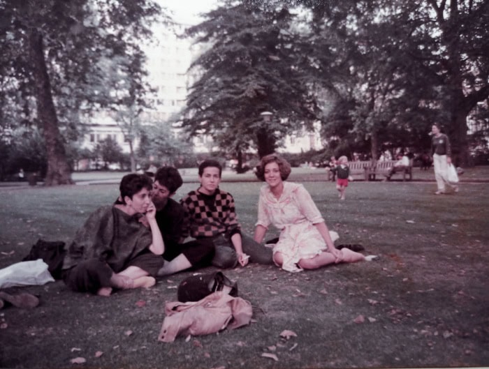Isabel Alonso, con Toni Picazo, Mila Belinchón y Montserrat Roig, en un parque de Edimburgo, en el verano de 1979.