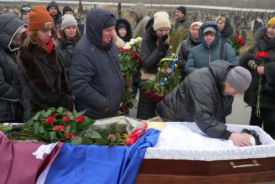 Nadia, la madre del soldado Konstantin Ferebkov, se despide su hijo