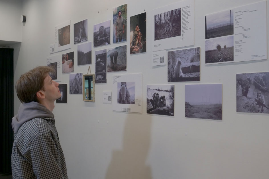 Exposición fotográfica del poeta y ex militante de Pravy Sector, Maksym Kryvtsov.