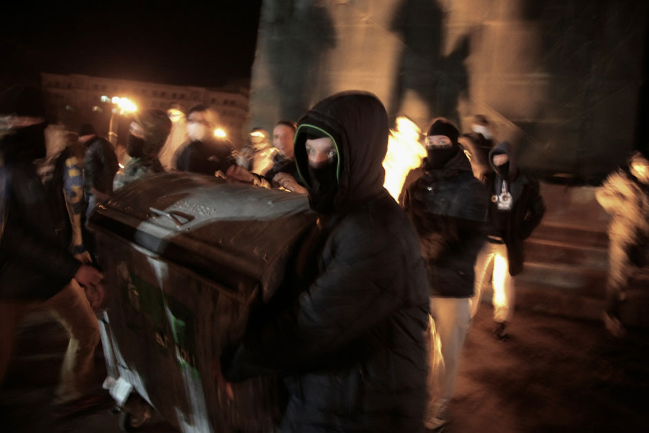 Militantes del grupo paramilitar Pravy Sektor causando disturbios bajo la peana de la estatua de Lenin en el 2014.