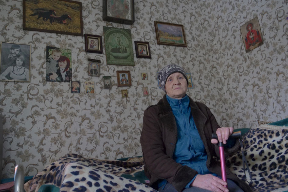 La casa de Irina ha sido dos veces bombardeada, pese a todo ha decidido quedarse. Foto: Unai Aranzadi.